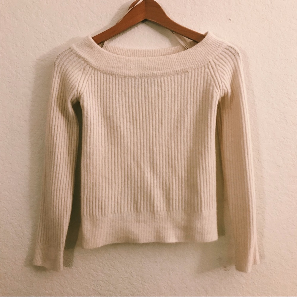 Forever21 off the shoulder sweater 🍯